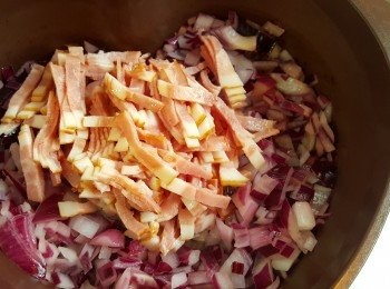 step3: 加入煙肉絲與洋蔥炒勻。