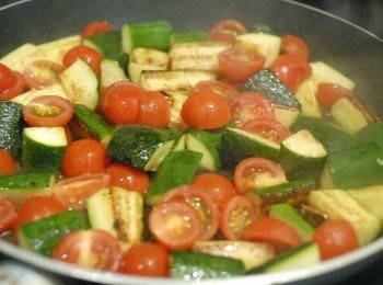 step3: 再下車厘茄，煮三分鐘，下鹽及黑胡椒粉調味