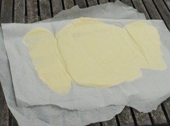 step6: 用兩張烘焙紙夾著牛油，擀成30 ×16cm的長方形