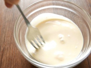 step2: 把砂糖和淡奶拌勻，加熱並攪拌至砂糖溶化。