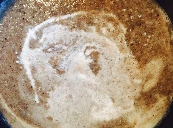 step5: 加入忌廉拌匀並煮至冒煙，熄火。盛起後加入炒好的蘑菇片和細葱（Chives）即成。