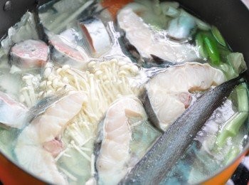 step5: 接著放入鱘魚片中小火滾煮約20分鐘，並加入鹽及胡椒粉調味即可