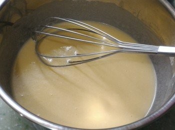 step4: 奶皇餡做法:
先把所有粉類及砂糖放入碗內拌勻，然後加入牛 奶、淡奶、雲呢拿香油及蛋液攪拌至無粉粒，最後加入牛油溶液拌勻。