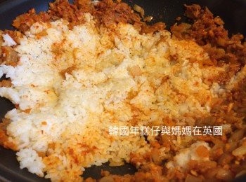 step5: 然後倒入冷飯一起炒勻，