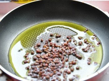step4: 放入花椒粒入鍋慢慢煸香，讓囍瑞橄欖油淡淡的香氣與花椒編出的香氣綜合..再將花椒粒取出丟棄