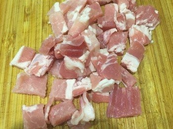step1: 先將培根切碎備用
