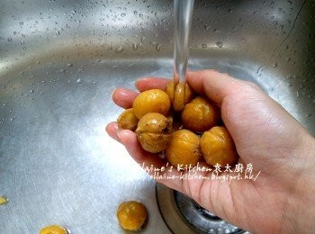 step2: 栗子放入水中蓋上蓋煮5分鐘 , 盛起去殼 , 將栗子肉沖洗乾淨備用