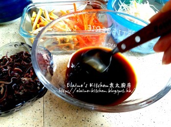 step7: <span class="group_2">調味料</span>放入碗內 , 加入1/2杯水拌勻備用 , 冬菇水亦留起1/2杯待用