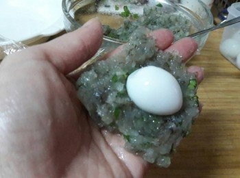 step6: 取適量的蝦漿壓平再放一粒鵪鶉蛋 , 包起後再搓成圓型
