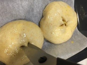 step10: 再在包面中間剪十字，讓入面的芝士可以溶掉的時候跑出來