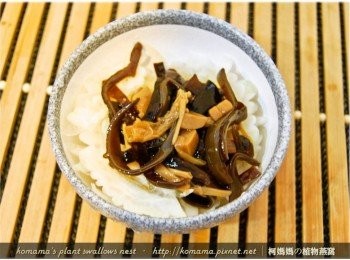 step4: 苦瓜片撈出瀝乾水分後，放入碗中，拌入香菇昆布黑菇醬。