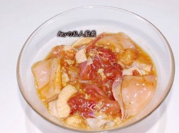 step2: 將去骨雞腿肉及<a href="https://bit.ly/3EZL8dD" target="_blank" data-keyword="雞胸" class="guide-link"><strong>雞胸</strong></a> <span style="display:inline-block;vertical-align:middle;margin-top:-3px;color:initial;border-radius:3px;padding:2px 3px;font-size:12px;line-height:14px;background:#87d300;color:#fff;">即買</span> 肉切塊狀,調理碗中加入雞肉及雞蛋,芝麻油,醬油,黑胡椒五香粉和蒜泥搓揉按摩2分鐘(這是美味多汁的關鍵)靜置30分鐘讓雞肉入味