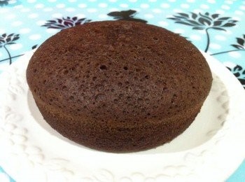 step6: 蒸好了取出待涼少許，利用小刀沿著模型圓邊刮一個圈，方便蛋糕取出。