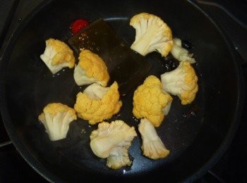 step2: 取小鍋子,倒入酒,味霖,豆豉,蒜碎及辣椒煮滾,出香氣放入步驟1拌勻.