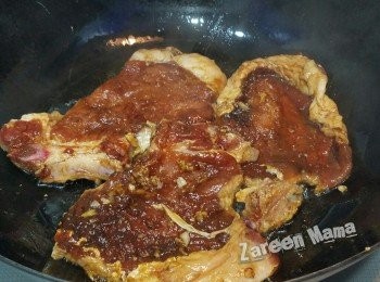 step4: 豬排煎香兩邊，切件便可。