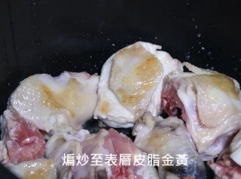 step2: 運用"微電腦壓力萬用鍋輔助設定"
設定好後，在內鍋添入食用油1大匙，
將雞肉雞皮面朝下，煸炒至表層皮脂金黃