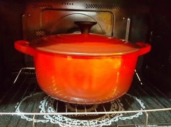 step3: 加入約900ML水份於鍋內，用大火煮至滾後，放入水波爐，以SUPERHEAT STEAM 130度，燉90分鐘。
