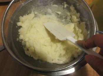 step4: 薯仔放麵粉篩上，下面放大碗，用膠刮來刮薯仔，讓薯蓉落在碗中，過篩後的薯蓉比直接壓成蓉的更細滑，也能去隔去當中的筋