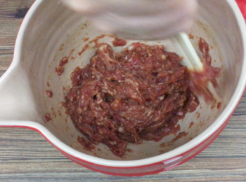 step2: 拌勻時，要用筷子順時針攪拌數分鐘直至豬肉起膠即可。