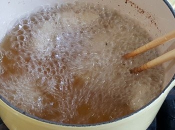 step4: 燒熱油鍋將魷魚炸至金黃。