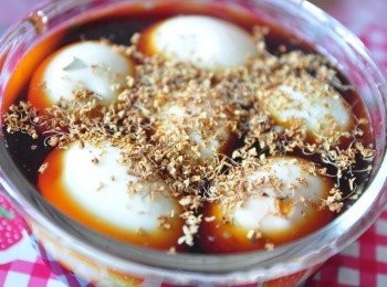 step5: 並加上一大匙桂花，最後蓋上上蓋將雞蛋浸泡其中約1~2天冷藏即可