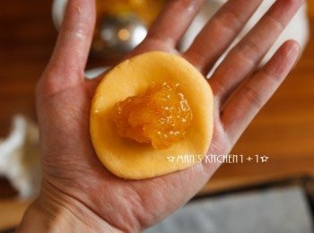 step9: 再來取出適量的麵糰(35g)擀成圓餅狀後包入鳳梨醬(20g)。