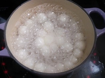 step4: 再搓成細圓粒，放入大滾水中直至浮起