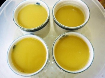 step4: 將蛋液倒入日式茶杯中，大約七、八分滿