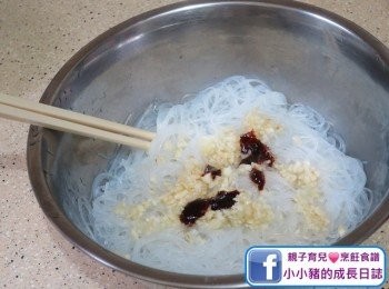 step2: 將一半嘅蒜蓉、約三分一包照燒汁及少少鹽加入粉絲內~