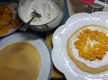 step14: 用灘凍好的皮,一塊皮搽上少許忌廉,舖上芒果粒,再按平中間,(不要搽得太邊,否則按平時忌廉及芒果會漏出邊外)重複此動作直至用完皮,雪起凍食即可