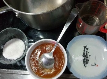 step7: 用30g水,加入砂糖30g,麥芽糖170g,鹽1/8茶匙,用慢火煮滾(麥芽糖如難取出磅份量,可以先用微波爐低溫叮幾分鐘叮溶才易倒出)