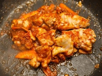 step4: 再來加入(A)叻沙醬料包炒香