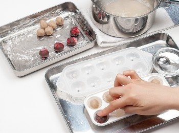 step7: 放上餡料，用手指壓入後，再次由上方毫無空隙地倒入葛粉糊。