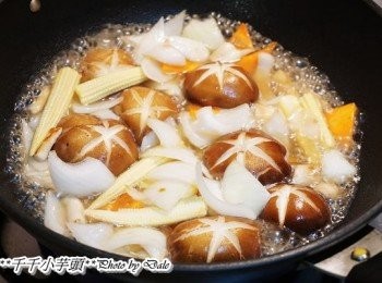 step3: 蓋上鍋蓋悶煮（可依個人口感喜好決定是否悶煮，因配合小朋友喜好，將洋蔥及紅蘿蔔悶軟）