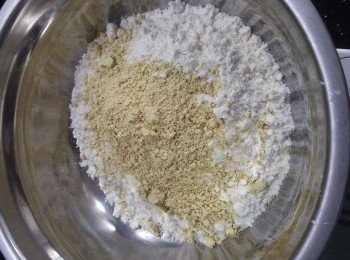 step2: 將低筋麵粉，薑粉篩入，攪拌成蛋黃糊