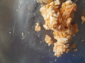 step1: 首先將買回來的菜脯浸泡一下洗去多餘的鹹度 鹹蛋搗碎備用