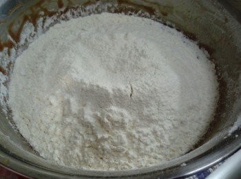 step4: 將粉類加入已混合好的朱古力蛋漿內