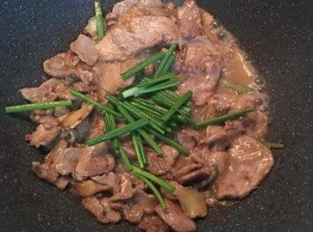 step5: 放入蔥段，拌兩下即可。