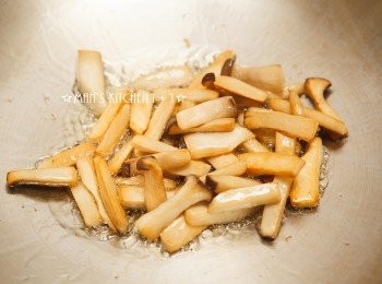 step1: 首先起油鍋，將杏鮑菇切條狀並下鍋炒至表面金黃後，起鍋備用。