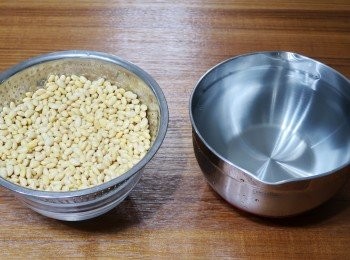 step1: 準確的準備好需要材料，黃豆用2~3倍的水浸泡開，
夏天約4~6小時，冬天約8~10小時，
泡發後黃豆清洗乾淨瀝除水份備用