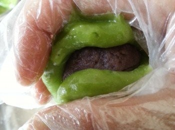 step8: 取適量皮包入紅豆蓉埋口搓圓(紅豆蓉可以搓定一粒粒)皮必須完全灘凍才易控制