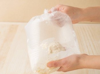 step6: 等麵粉聚合成團就可以停止搖晃！