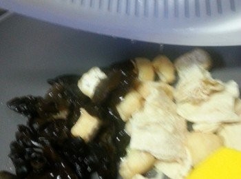 step4: 落豆腐卜.雲耳.支竹炒勻