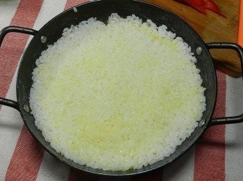 step4: 將煮好的米飯加一個全蛋混勻後，放入鐵鍋內