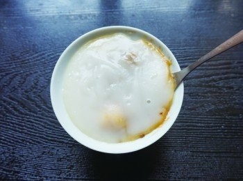 step5: 等碗粿蒸好取出後，用抹刀在碗緣畫一圈，將碗粿倒扣到盤子裡，然後再淋上醬汁、撒些香菜就完成了。