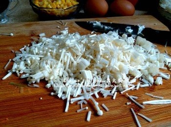 step2: 金菇切細段 , 用水沖一沖洗及瀝乾水份