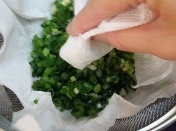 step3: 印乾葱粒。