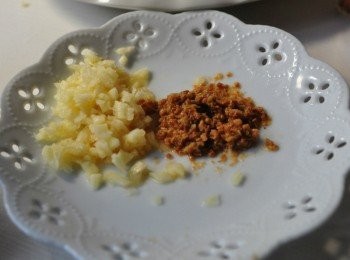 step2: 蒜頭切細末，及一小匙豆酥