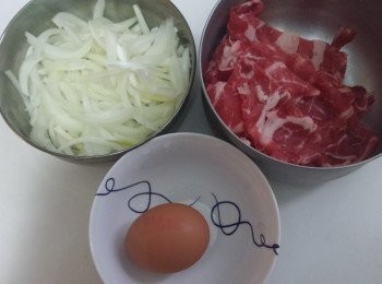 step1: 洋蔥洗淨切成絲。薄牛片如太太片可切半。