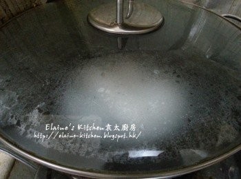 step8: 燒紅鑊 , 將餃子放入鑊中用大火煎1分鐘後加入麵粉水轉用中火蓋上蓋